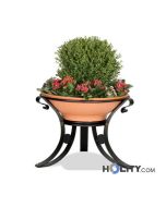 terracotta-and-metal-planter-for-public-spaces-h140155